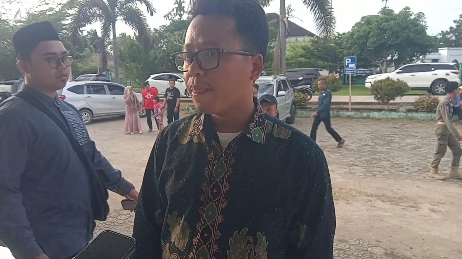 Menghindar Saat Dimintai Keterangan, Kepala SPPG Kelurahan Sengeti Enggan Diwawancarai Media