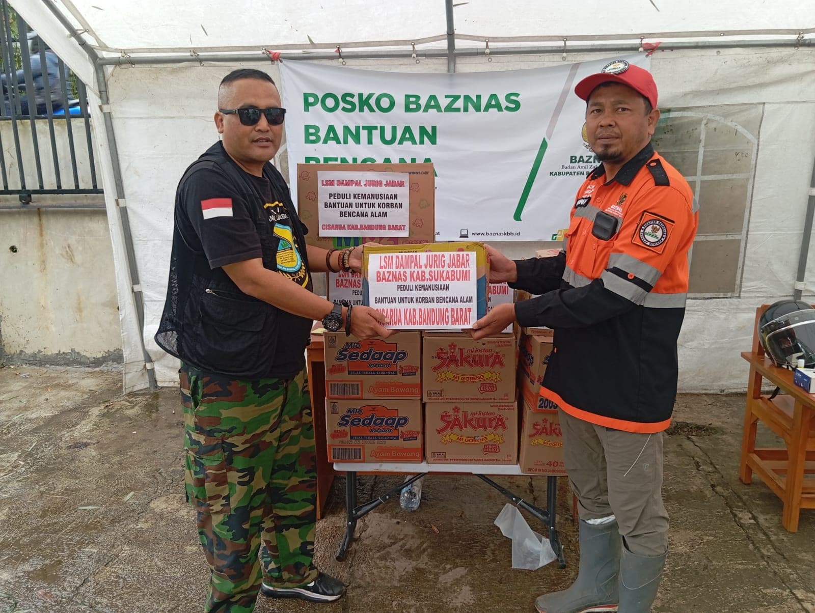 LSM Dampal Jurig &amp; Baznas Kab Sukabumi Peduli Kemanusiaan Salurkan bantuan Tahap II Untuk Korban Bencana Alam Di Desa Pasir Langgu