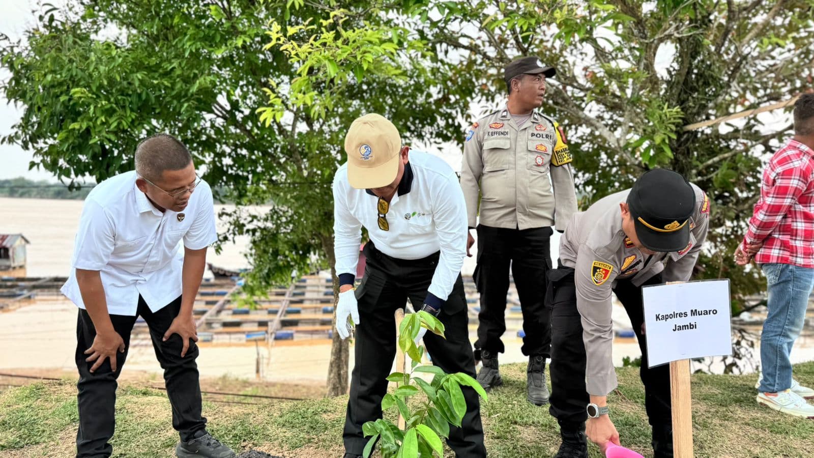 Polda Jambi Ikuti Pelaksanaan Penanaman Pohon Serentak HUT ke-69 Provinsi Jambi Digelar di Muaro Jambi