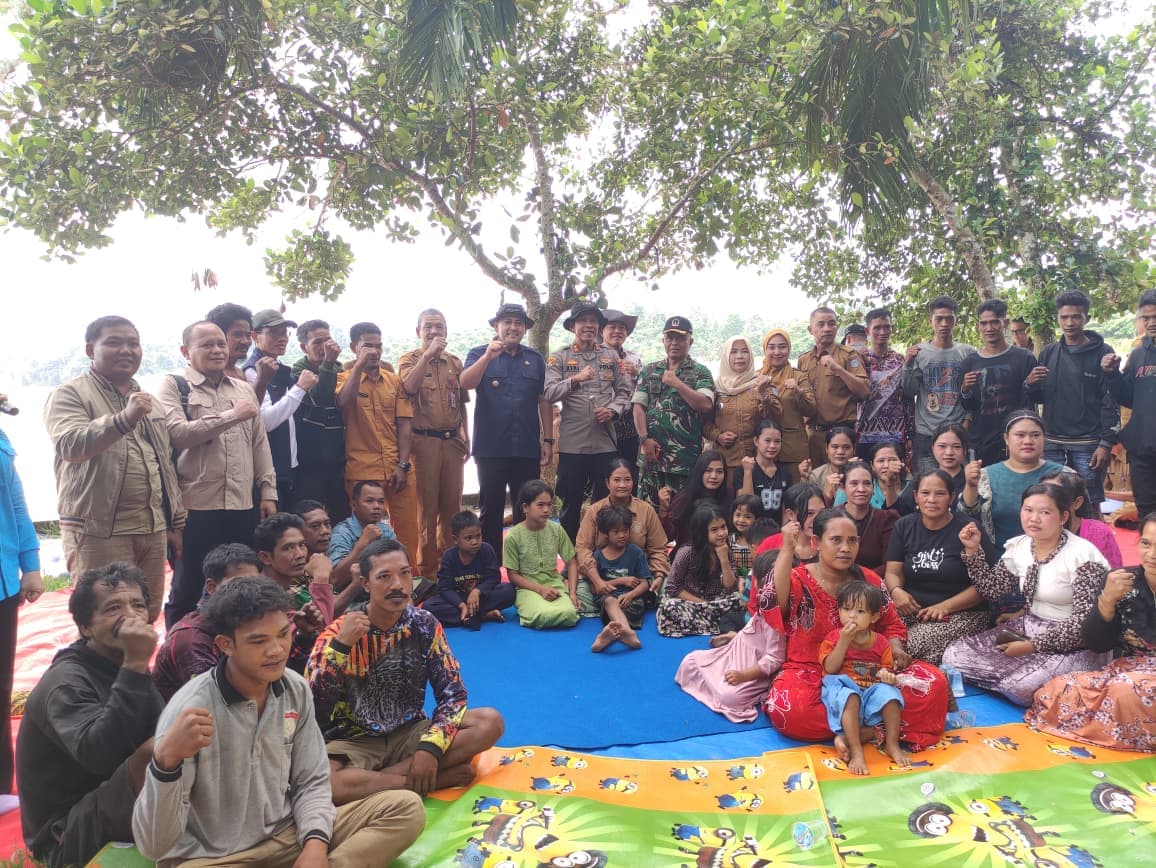 Duduk Bersinggung Lutut, Tumenggung Jon Sebut Bupati M. Syukur Rajo yang Bijak: Kami Mau Ikuti Arahannya