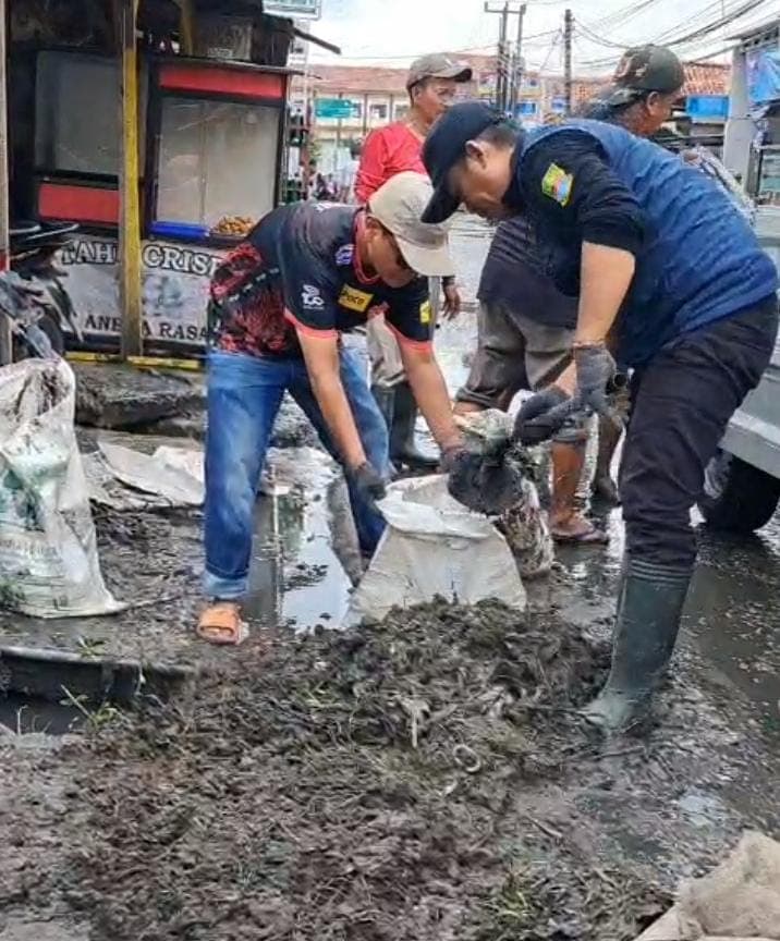 Kades Karang Asih Bersama Perangkat Desa Mengadakan Bersih Bersih