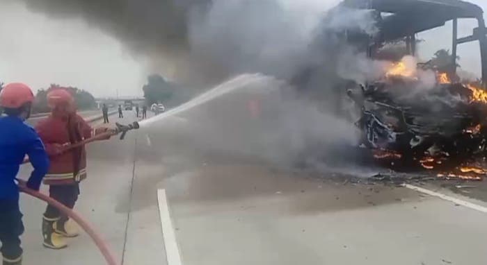 Breaking News…!!! Si Jago Merah Hanguskan Bus di Tol Bakauheni–Terbanggi Besar KM 93