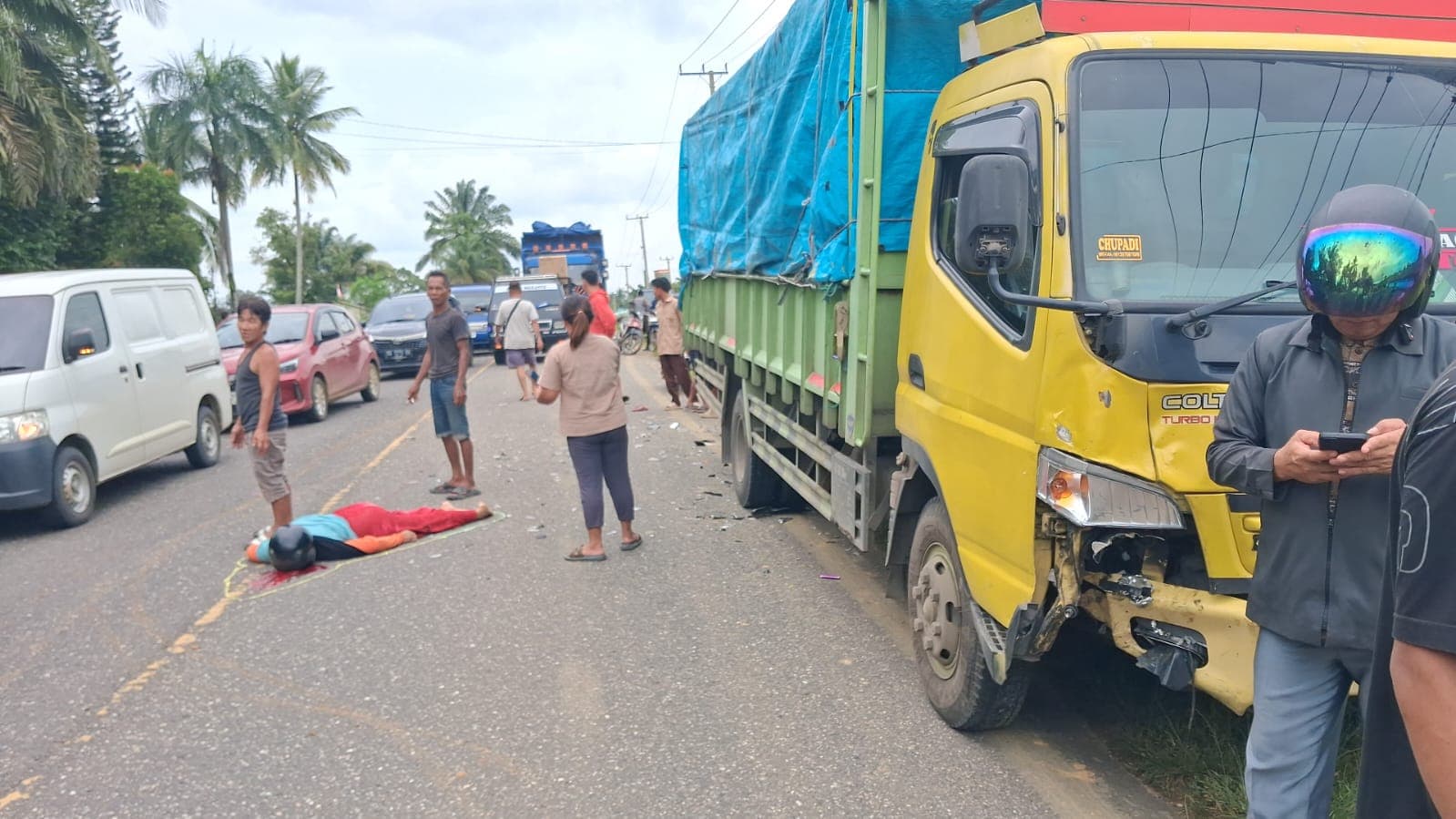 Tabrakan Motor vs Truk di Singkut, 2 Orang Tewas, 1 Kritis