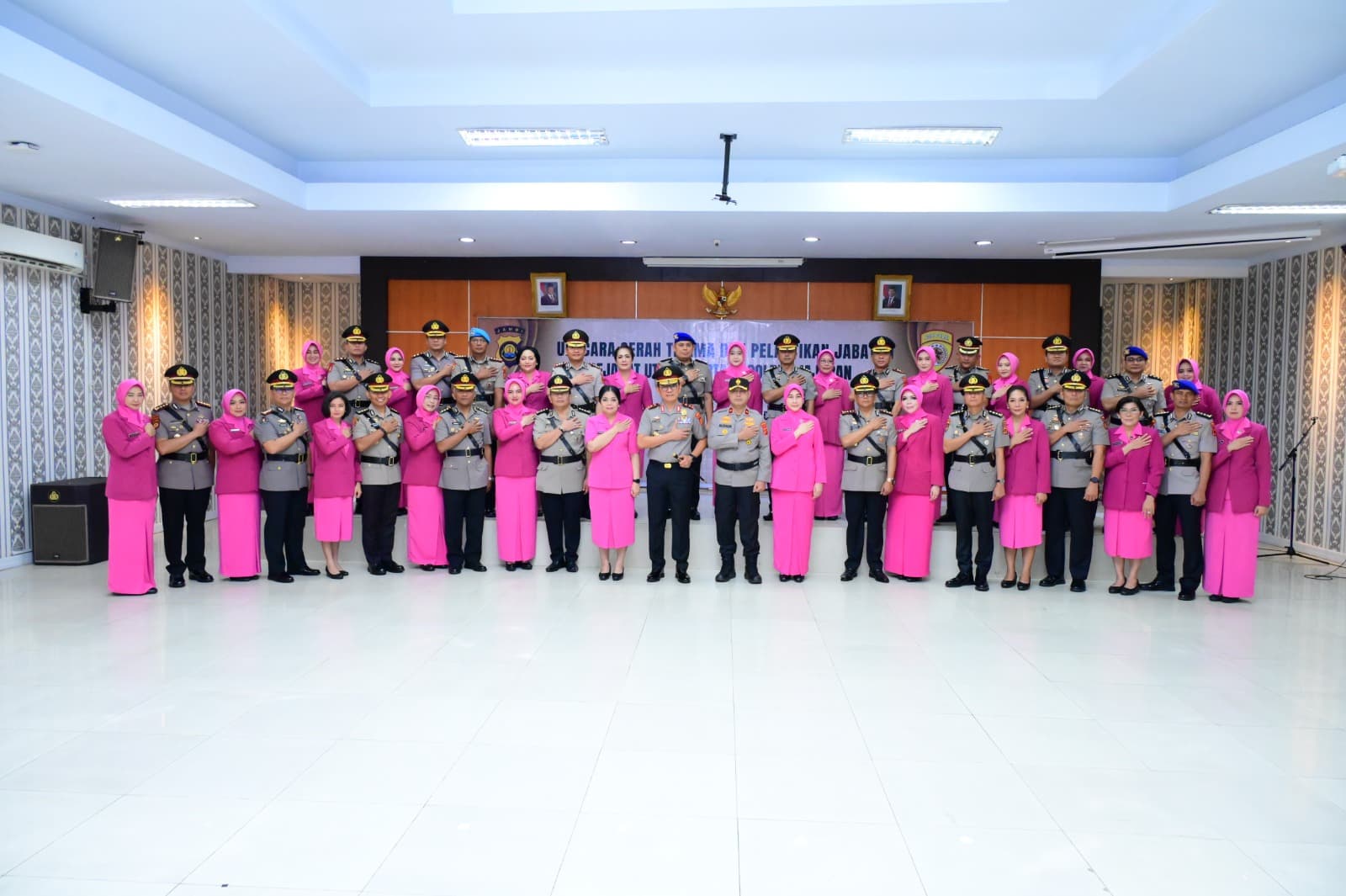 Kapolda Jambi Irjen Pol. Krisno H. Siregar Memimpin Sertijab Sejumlah PJU Polda Jambi Serta Kapolres Jajaran