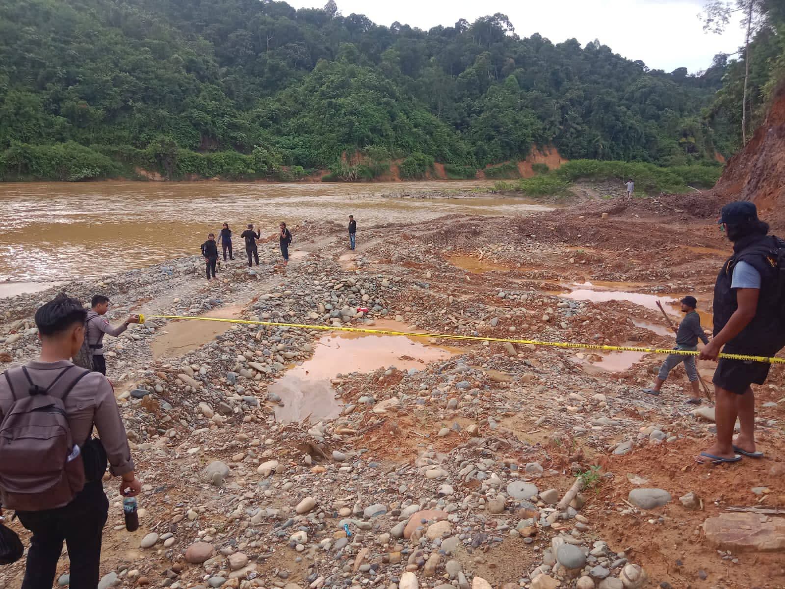 Patroli Satgas Anti Ilegal Mining Polres Solok Selatan Tutup Lokasi Diduga Tambang Ilegal di Sungai Batang Hari.