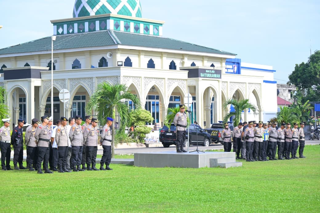 Polda Jambi Melaksanakan Apel Persiapan Pengamanan Malam Natal Tahun 2025 di Lapangan Hijau Mapolresta Jambi