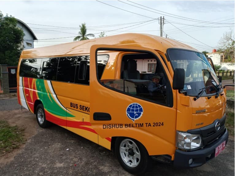 BUS SEKOLAH GRATIS KABUPATEN BELITUNG TIMUR: JEMBATAN KESETARAAN AKSES PENDIDIKAN DAN KESELAMATAN