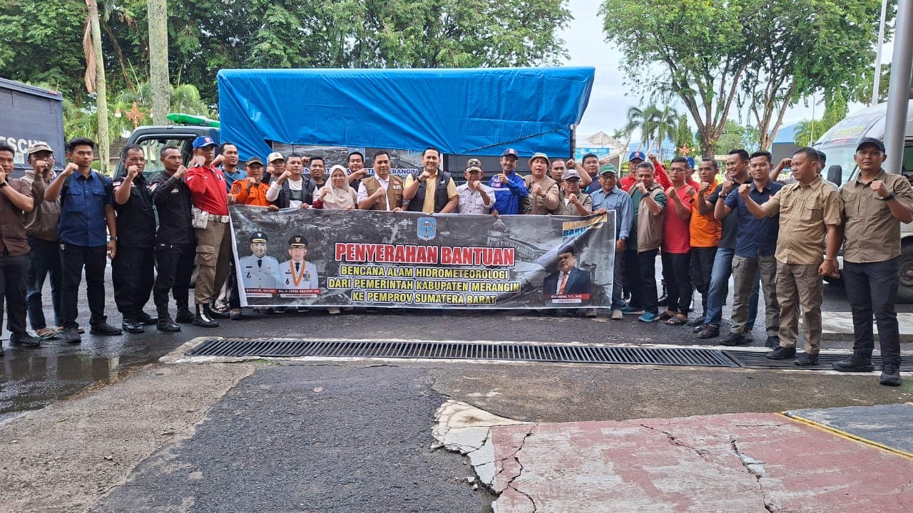 ​Bupati dan Wakil Bupati Merangin Kawal dan Serahkan Langsung Bantuan Kemanusiaan untuk Korban Bencana Sumbar