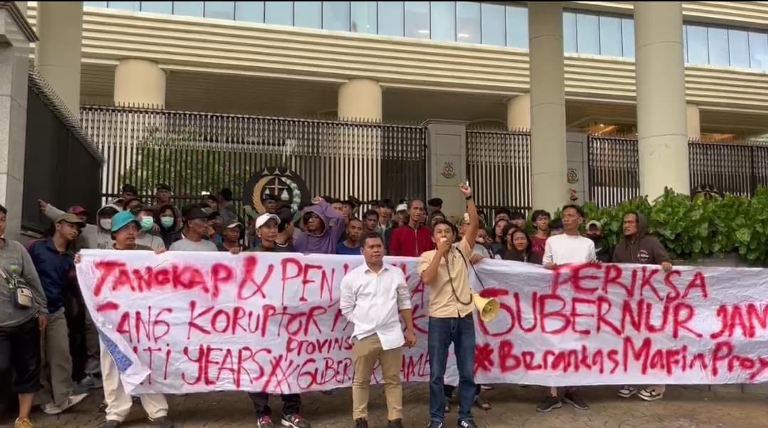 Ratusan Aliansi Mahasiswa Jambi Jakarta Tuntut Kejaksaan Agung Republik Indonesia Untuk Periksa Dan Tangkap Gubernur Jambi.