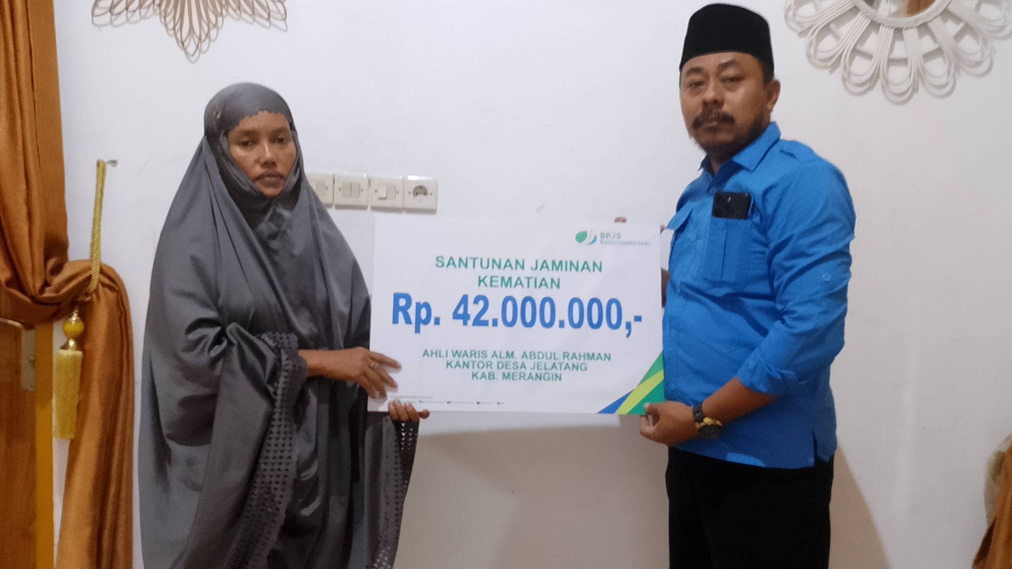 BPJS Ketenagakerjaan Merangin Memberikan JKM Untuk Almarhum Abdul Rahman Kadus Desa Jelatang Kepada Ahli Waris 