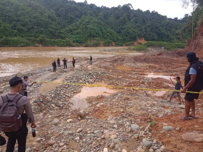 Patroli Satgas Anti Ilegal Mining Polres Solok Selatan Tutup Lokasi Diduga Tambang Ilegal di Sungai Batang Hari.