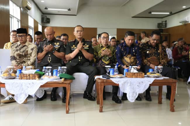 Dandim 0607/Kota Sukabumi Terima Sukabumi Award 2025 dalam acara Penutupan Hari Jadi ke-155 Kabupaten Sukabum.