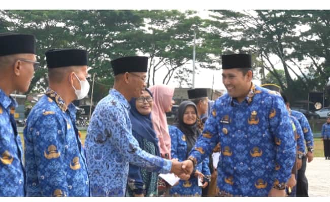 Peringati HUT Korpri, Bupati M. Syukur Serahkan Bantuan Tali Asih dan Uang Duka