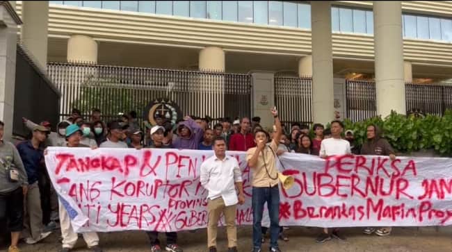 Ratusan Aliansi Mahasiswa Jambi Jakarta Tuntut Kejaksaan Agung Republik Indonesia Untuk Periksa Dan Tangkap Gubernur Jambi.